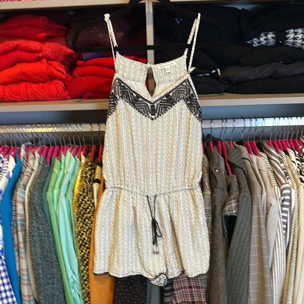 Anerican Eagle Outfitters gray/white print sleeveless elastic waistband romper S